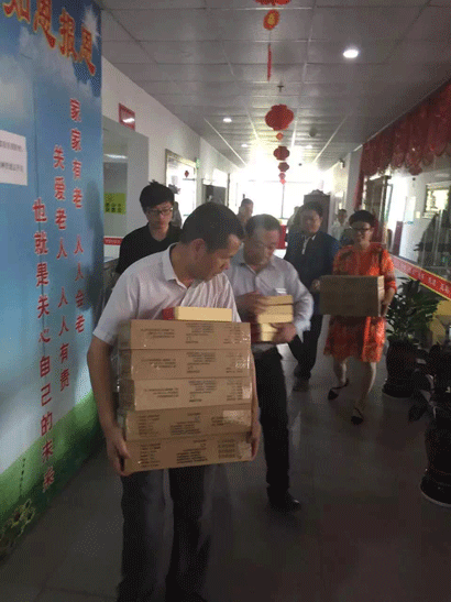 曼卡特社會責(zé)任之養(yǎng)老院送福利