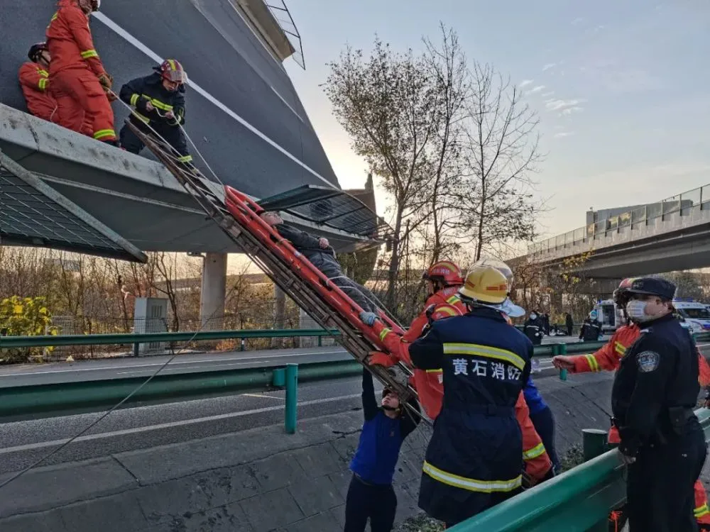 碳纖維板加固｜湖北境內某高速公路橋梁發(fā)生側翻傷亡慘重