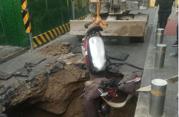 植筋加固｜鄭州某地道路突然塌陷一對母女掉入坑內(nèi)！